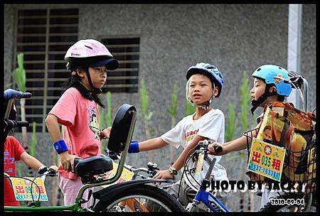 20110206-大小朋友騎單車.JPG