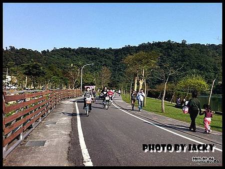 20110206-環湖車道騎單車.JPG