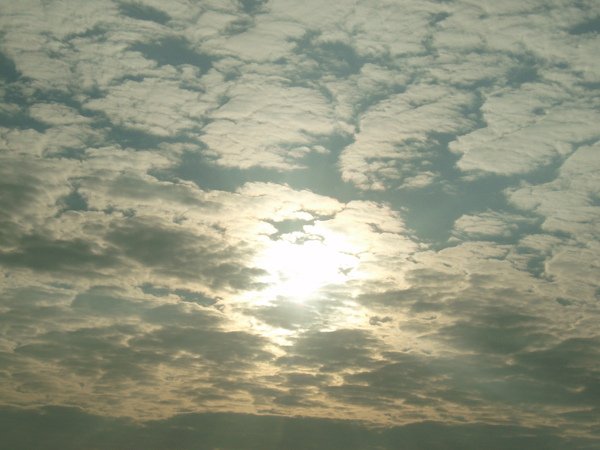 太陽 一塊塊的積雲和藍天