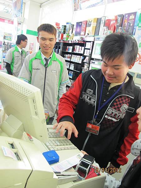生涯規劃團體(全家便利商店體驗收銀)