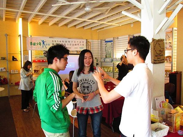 成員討論手指爬樓梯活動