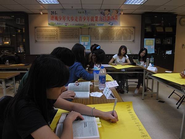 經由講師引導後，學員們自行挑選感興趣的職業達人.JPG