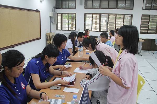 玉里在地三家廠商設攤給學生面試的機會