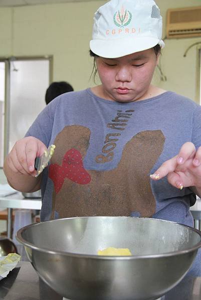 小婕在烘焙廚房中不僅學技術，同時磨態度 (1)