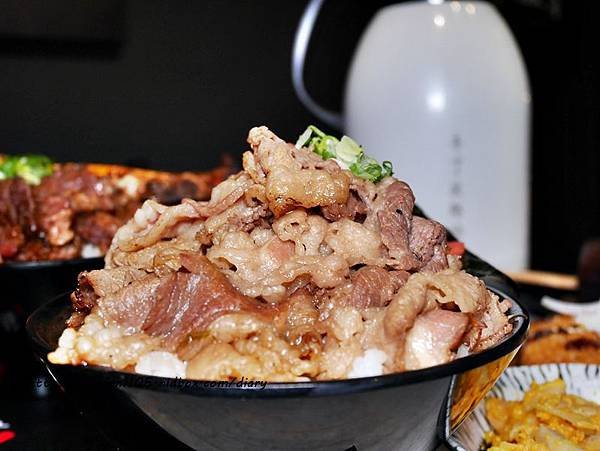 【基隆廟口丼飯】小牛丁次郎坊x基隆廟口支店 #丼飯 #雞白湯無限供應 #基隆美食 (18).JPG