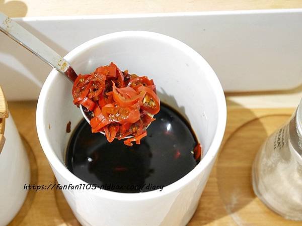 【汐止美食】鄉下人-豬血湯肉燥麵 #古早味 #豬血湯 #燙青菜 #香辣麵 路邊攤價格，冷氣開放文青風店面 (2).JPG