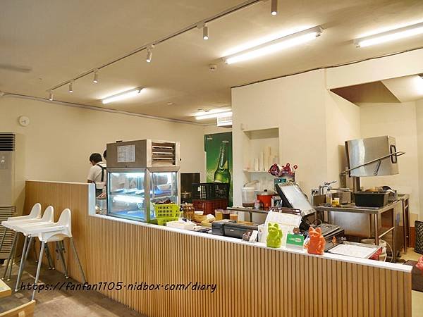 【汐止美食】鄉下人-豬血湯肉燥麵 #古早味 #豬血湯 #燙青菜 #香辣麵 路邊攤價格，冷氣開放文青風店面 (8).JPG