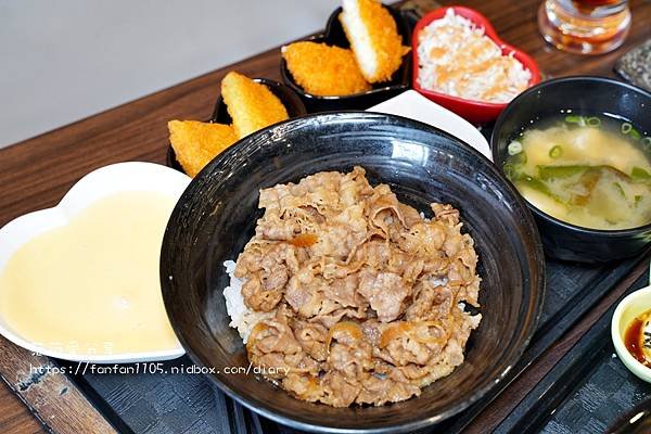 【台北美食】新丼 26種平價創意丼飯，只要$128元起 #起司瀑布 #無敵炸豬排 CP值超高的 (8).JPG