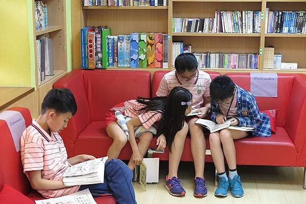 學生用心熱烈的參與書展