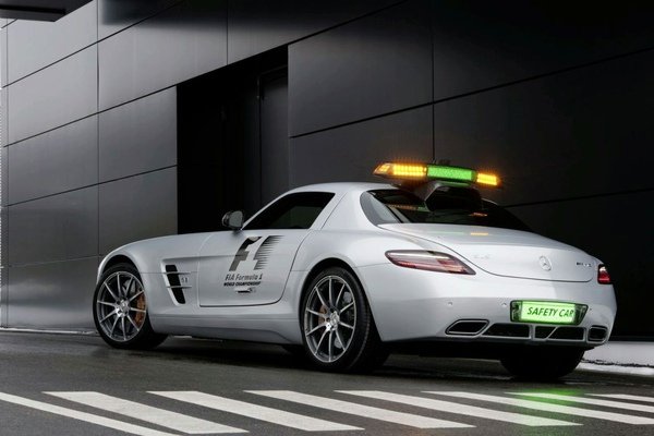 mb-sls-amg-safety01.jpg