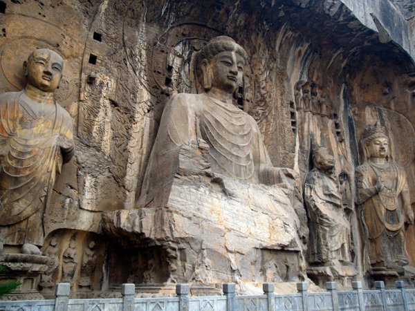 800px-Longmen_lu_she_na.jpg