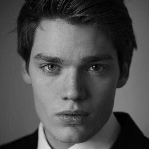 Christian Ozera (Dominic Sherwood)