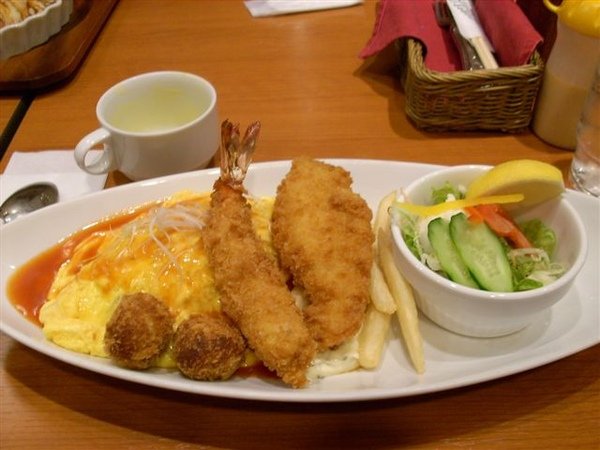 逛完新京極 吃STAR蛋包飯 我的是海鮮套餐