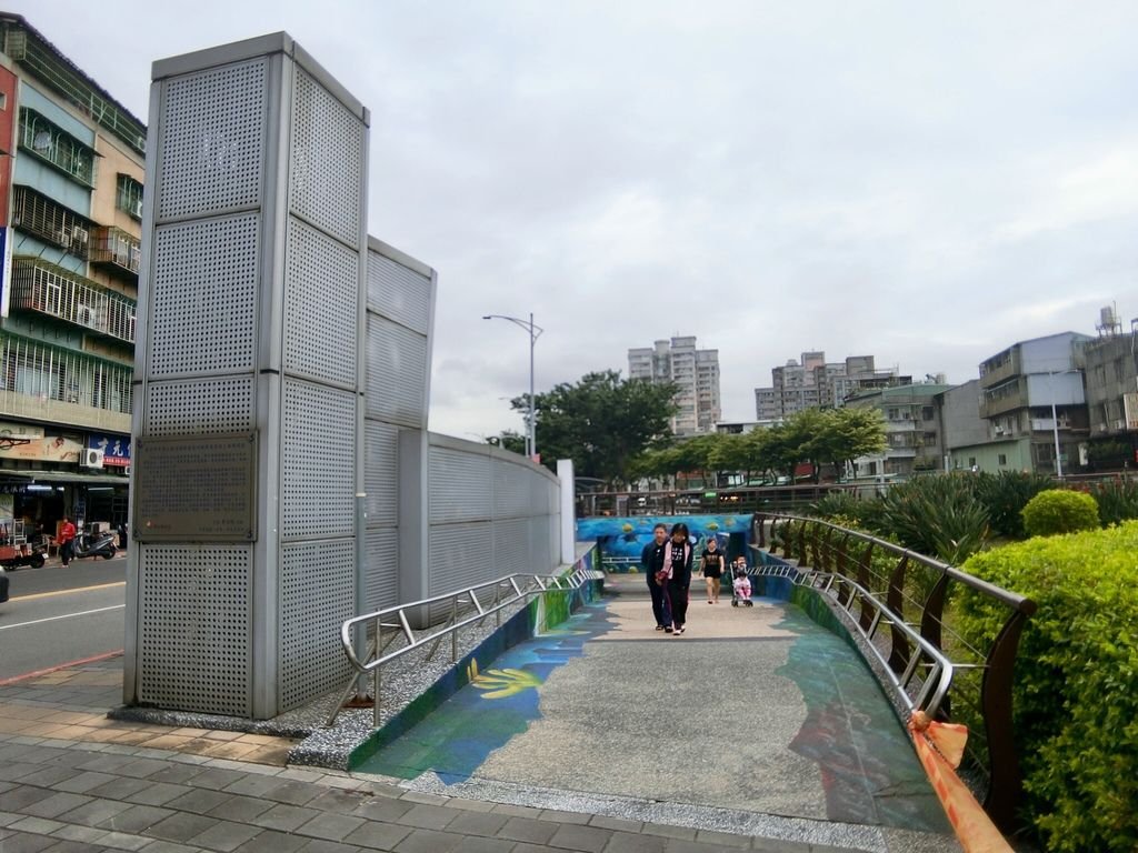 新莊景點-中港大排的河廊光雕！海底世界塗鴉牆、彩虹積木任你拍