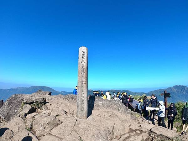 台北登山-台北市第一高峰-七星山主峰東峰!夢幻湖生態步道【丁小羽登山篇】