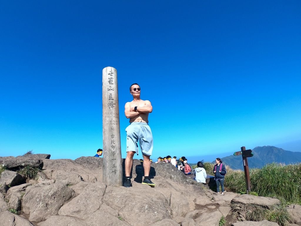 台北登山-台北市第一高峰-七星山主峰東峰!夢幻湖生態步道【丁小羽登山篇】