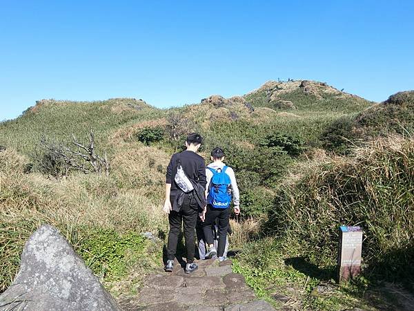 台北登山-台北市第一高峰-七星山主峰東峰!夢幻湖生態步道【丁小羽登山篇】