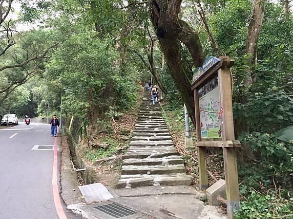 台北登山-內湖碧山巖-白石湖步道!假日輕旅行登山採草莓絕美櫻花步道【丁小羽登山篇】