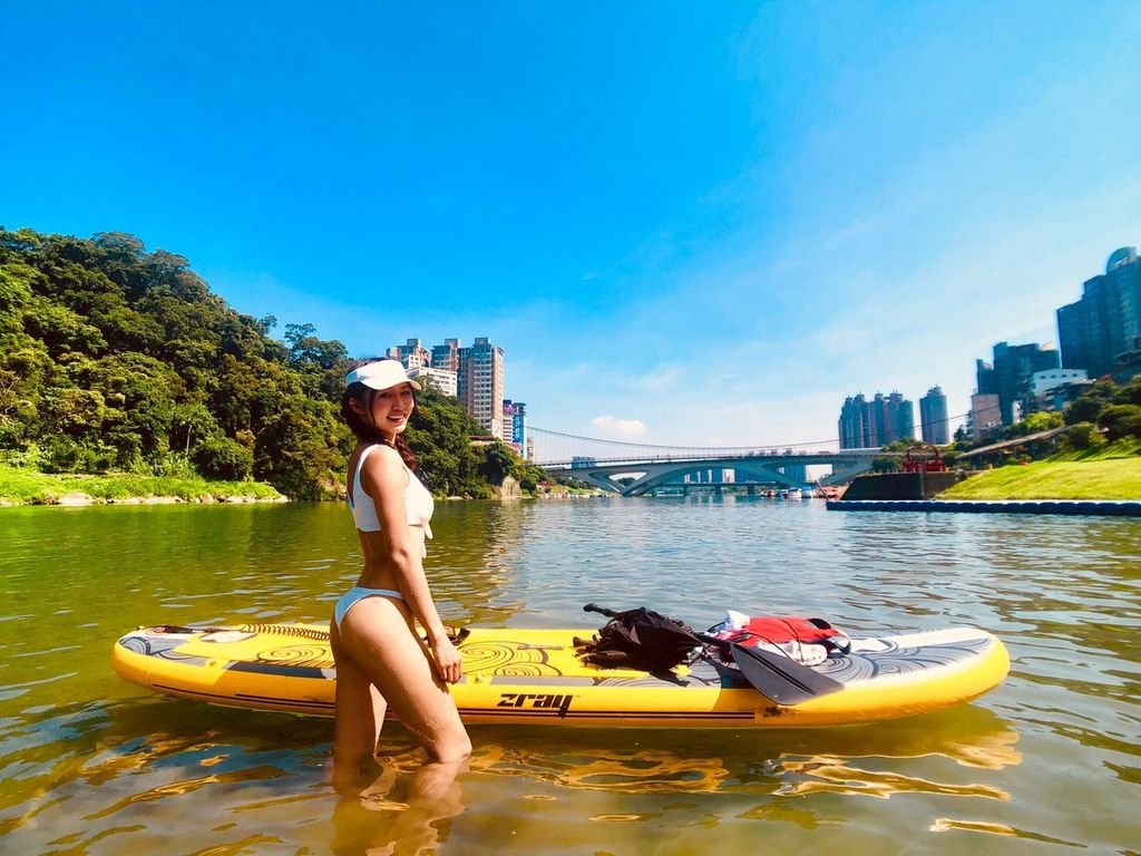 台北一日遊新玩法！今年夏天一定要玩的水上運動-SUP立槳衝浪【丁小羽旅遊篇】