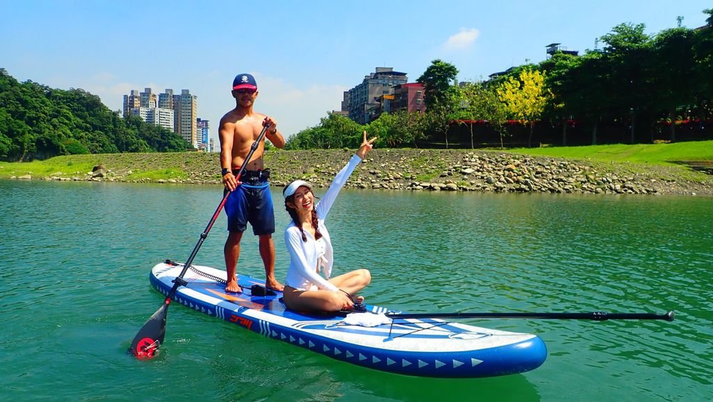 台北一日遊新玩法！今年夏天一定要玩的水上運動-SUP立槳衝浪【丁小羽旅遊篇】