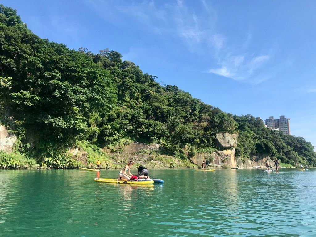 台北一日遊新玩法！今年夏天一定要玩的水上運動-SUP立槳衝浪【丁小羽旅遊篇】