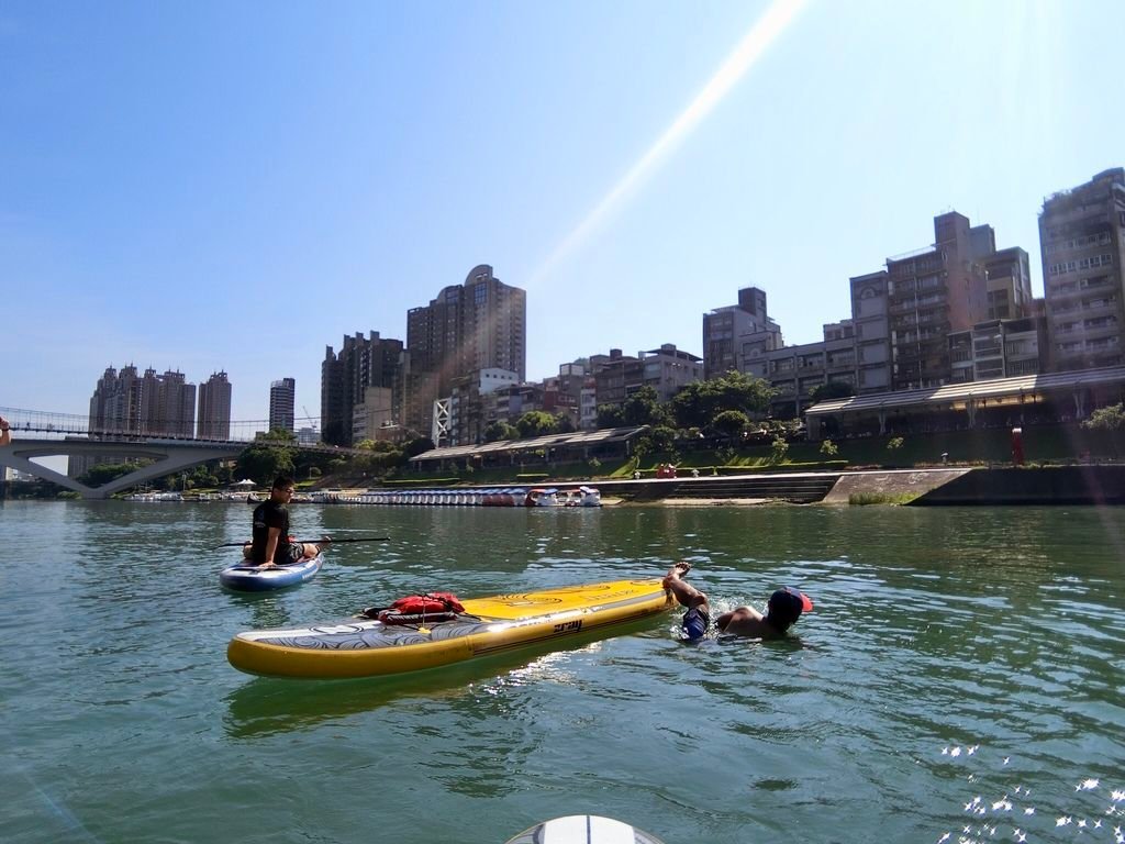 台北一日遊新玩法！今年夏天一定要玩的水上運動-SUP立槳衝浪【丁小羽旅遊篇】