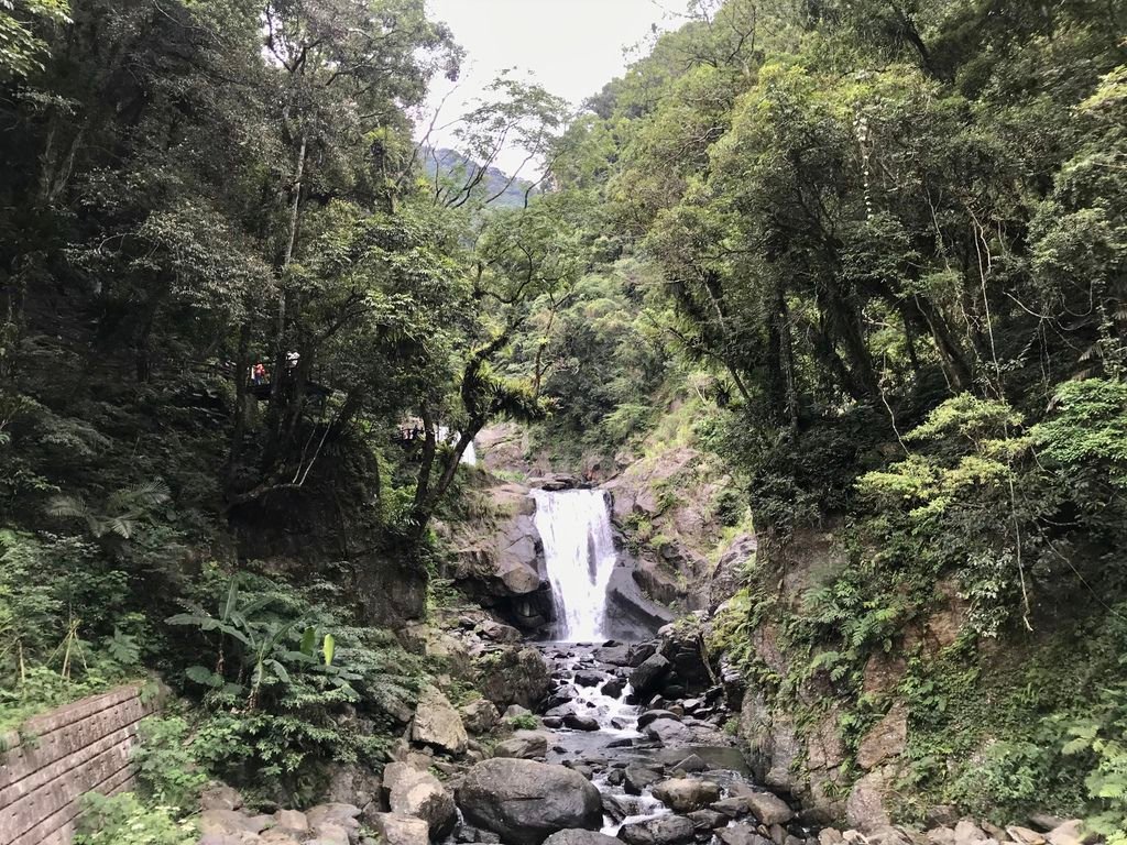 烏來景點-隱藏在內洞森林遊樂區的內洞瀑布！一起欣賞壯觀的雙層大瀑布