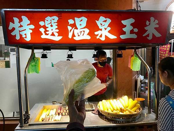 烏來一日遊之逛逛夜晚的烏來老街，吃吃烏來美食，看看烏來夜景