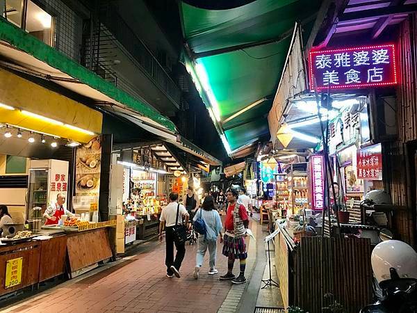 烏來一日遊之逛逛夜晚的烏來老街，吃吃烏來美食，看看烏來夜景