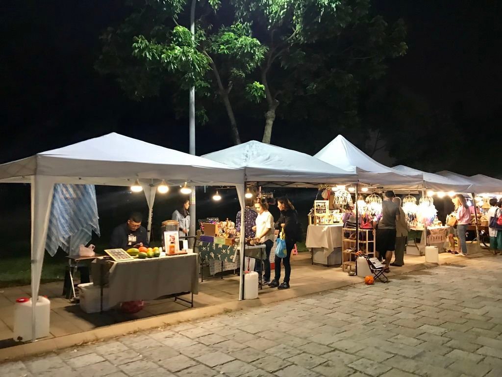 台東景點-台東鐵花村的熱氣球彩繪燈，照亮台東夜空，夜晚的好去處