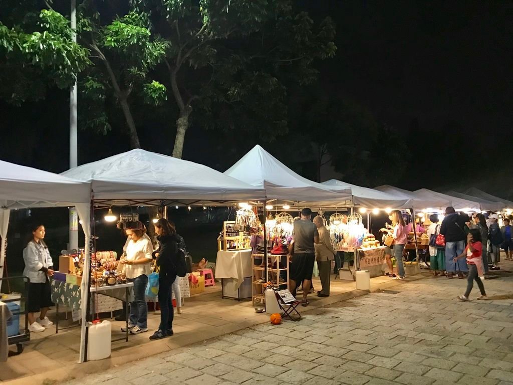 台東景點-台東鐵花村的熱氣球彩繪燈，照亮台東夜空，夜晚的好去處