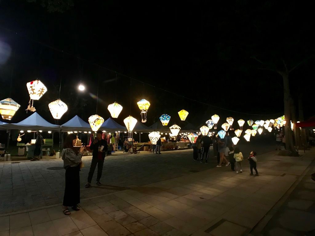 台東景點-台東鐵花村的熱氣球彩繪燈，照亮台東夜空，夜晚的好去處