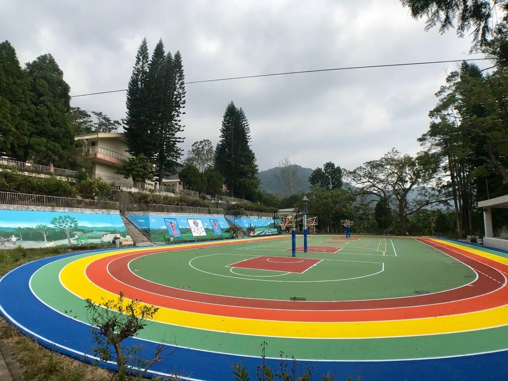南投景點-日月潭的頭社國小，給你繽紛的彩虹跑道