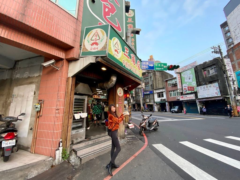 桃園中壢美食-丁小羽帶你去24小時營業的三角店客家菜包