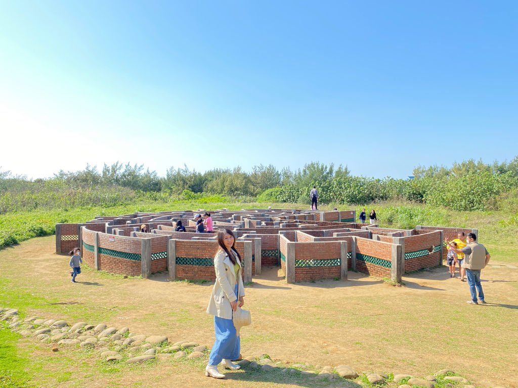 石門景點一日遊，一起到富貴角公園的老梅迷宮玩躲貓貓