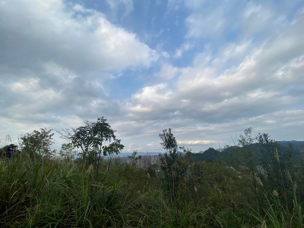 新店登山步道-和美山登山步道，遠看碧潭風景，賞螢火蟲的好地方