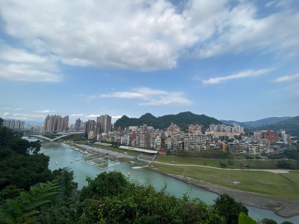 新店登山步道-和美山登山步道，遠看碧潭風景，賞螢火蟲的好地方