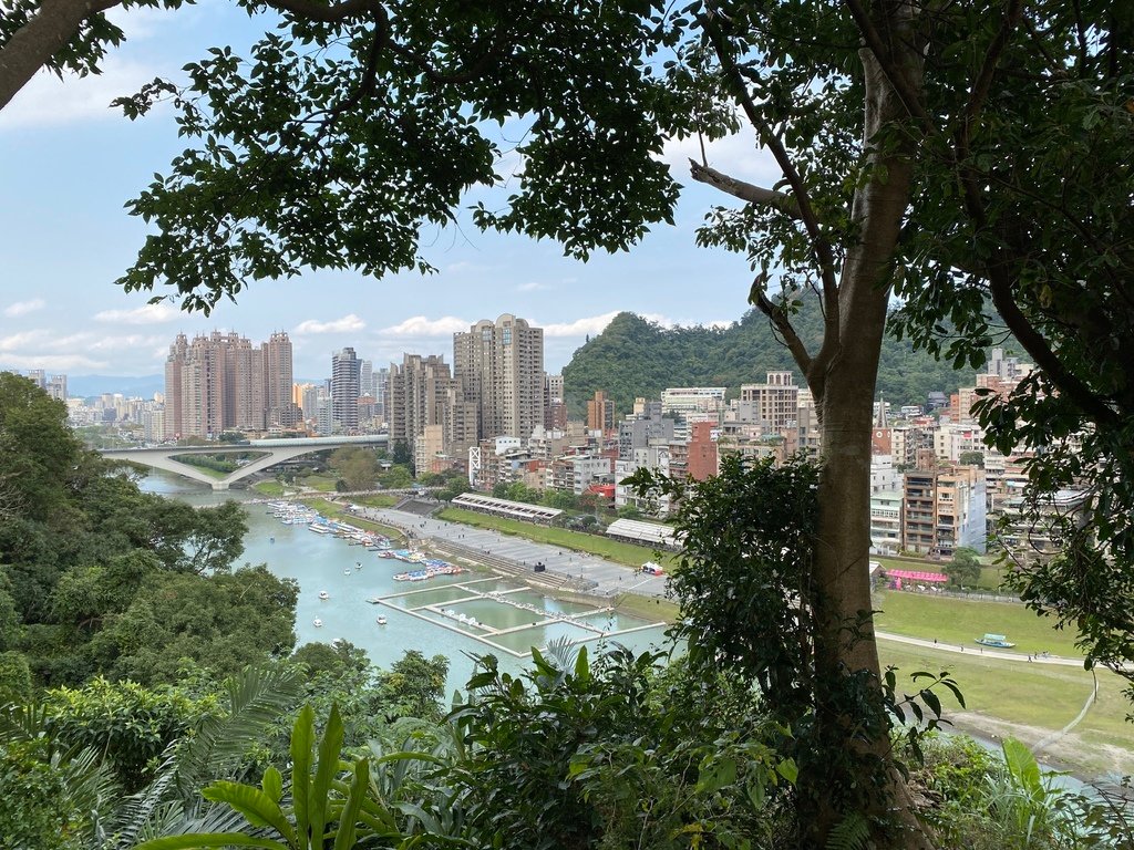 新店登山步道-和美山登山步道，遠看碧潭風景，賞螢火蟲的好地方