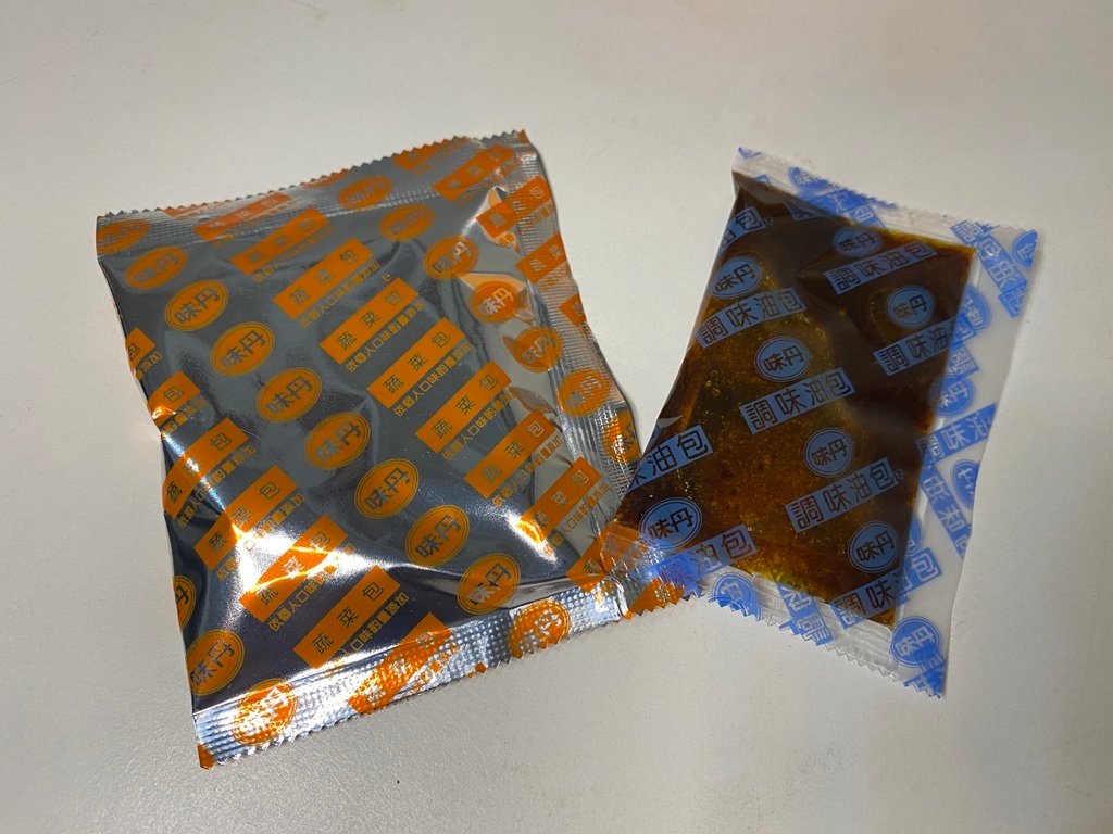 超商素食泡麵！味丹隨緣跟熱浪島聯名款的素泡麵-南洋叻沙拌麵