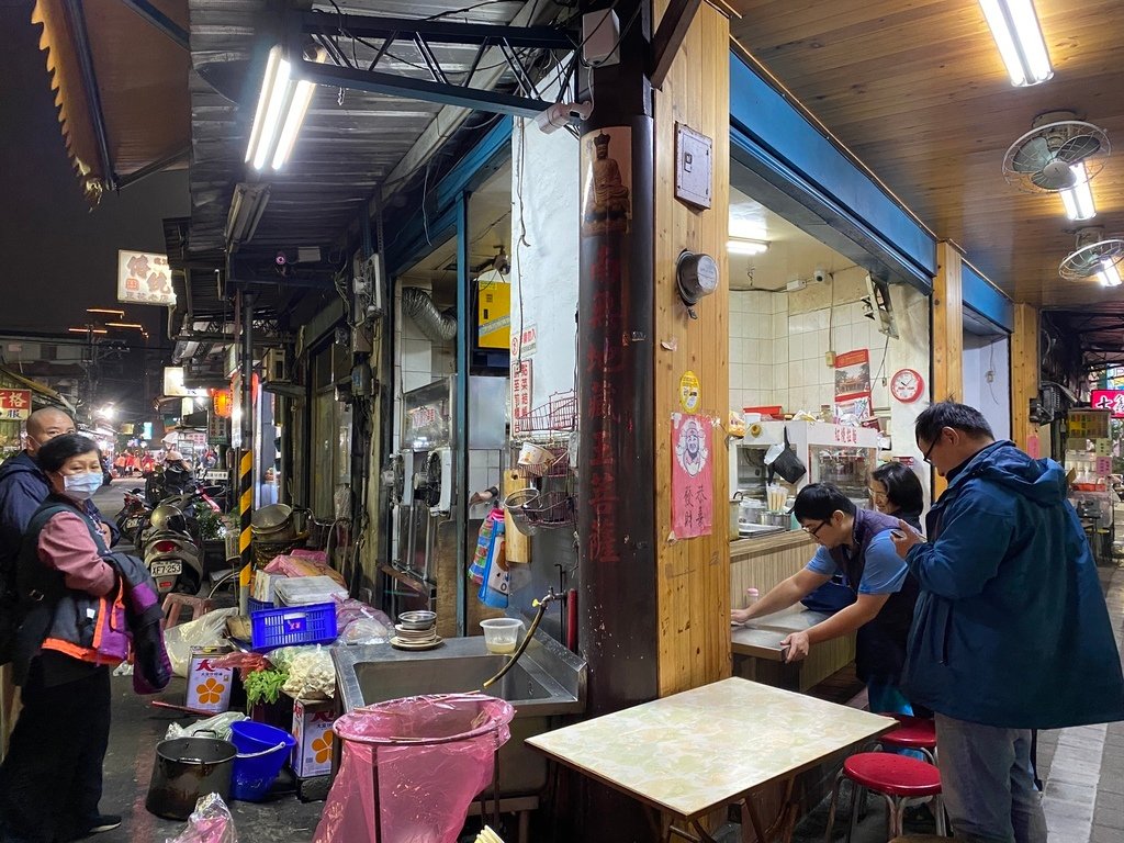 三和夜市素食料理-三重長安好吃素食的素食紅燒麵，紅燒湯頭很夠味