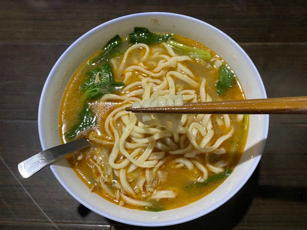 三和夜市素食料理-三重長安好吃素食的素食紅燒麵，紅燒湯頭很夠味【丁小羽素食篇】