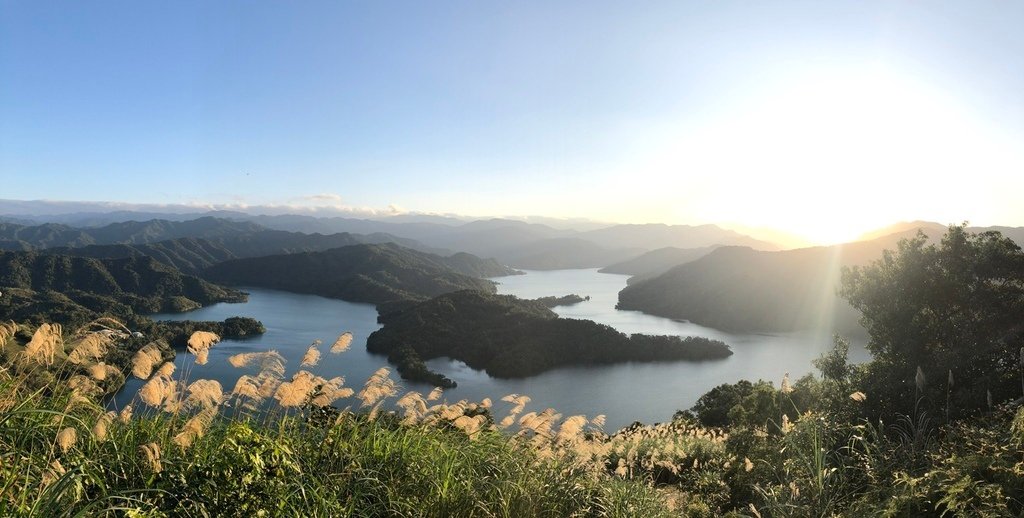 新北石碇景點-鱷魚島觀景平台(小格頭獅頭山)，俯瞰鱷魚島的湖光景色