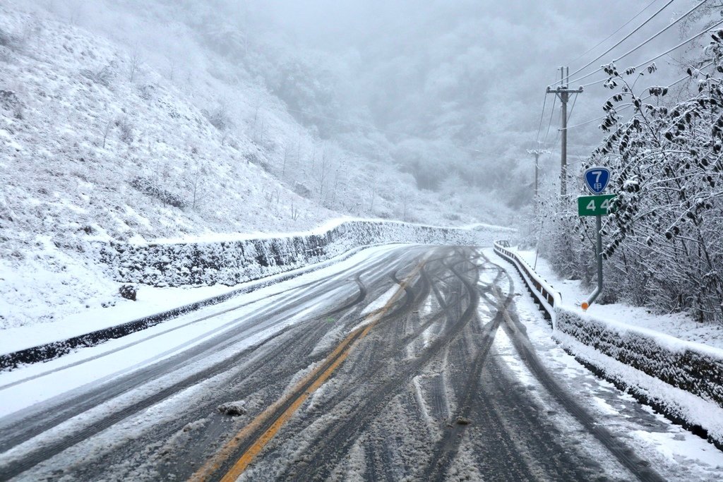 宜蘭大同鄉景點-來台7甲線思源埡口，欣賞被雪包覆的銀白森林