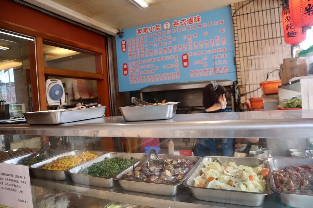 花蓮素食-跟著丁小羽來花蓮國香園素食吃蔬食滷味、素食米糕、辣味餃、辣味麵