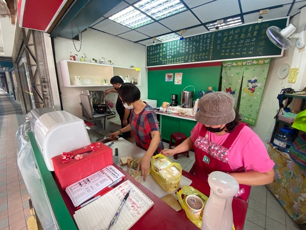 丁小羽帶你們吃新莊素食早午餐-「二姐的店」素食漢堡、素食三明治、素食鐵板麵任你選