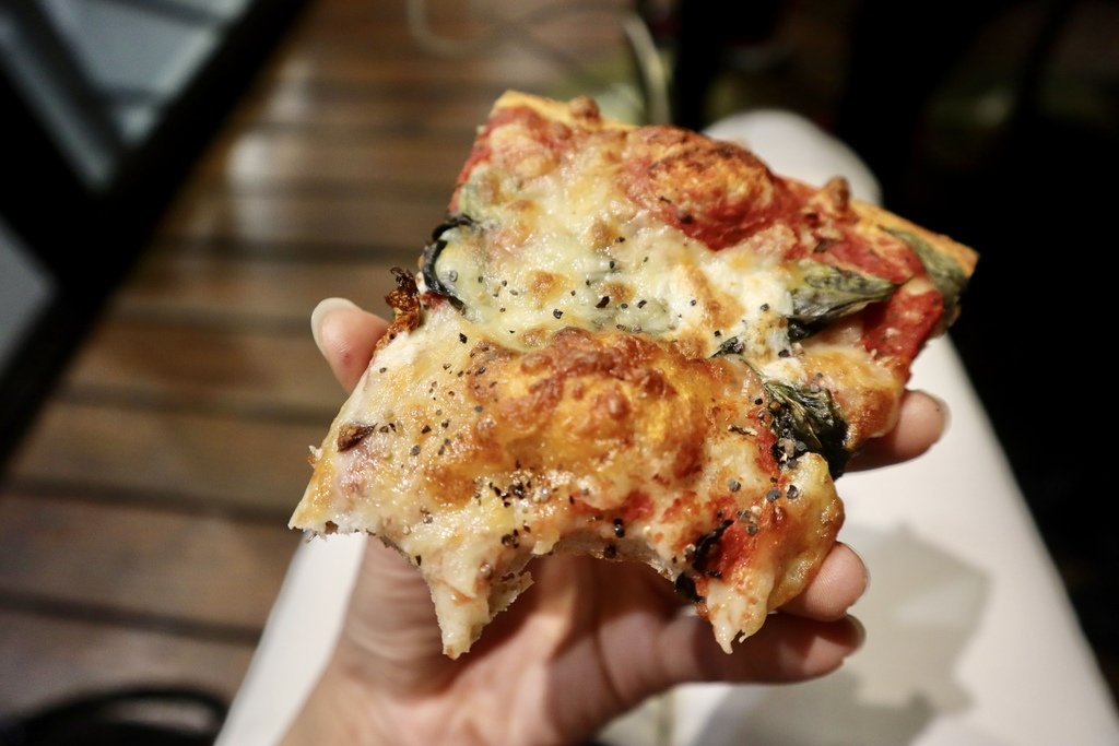 跟著丁小羽去新店碧潭吃美式PIZZA！出發TheShack野菇屋Pizza碧潭店，邊吃美食邊看風景