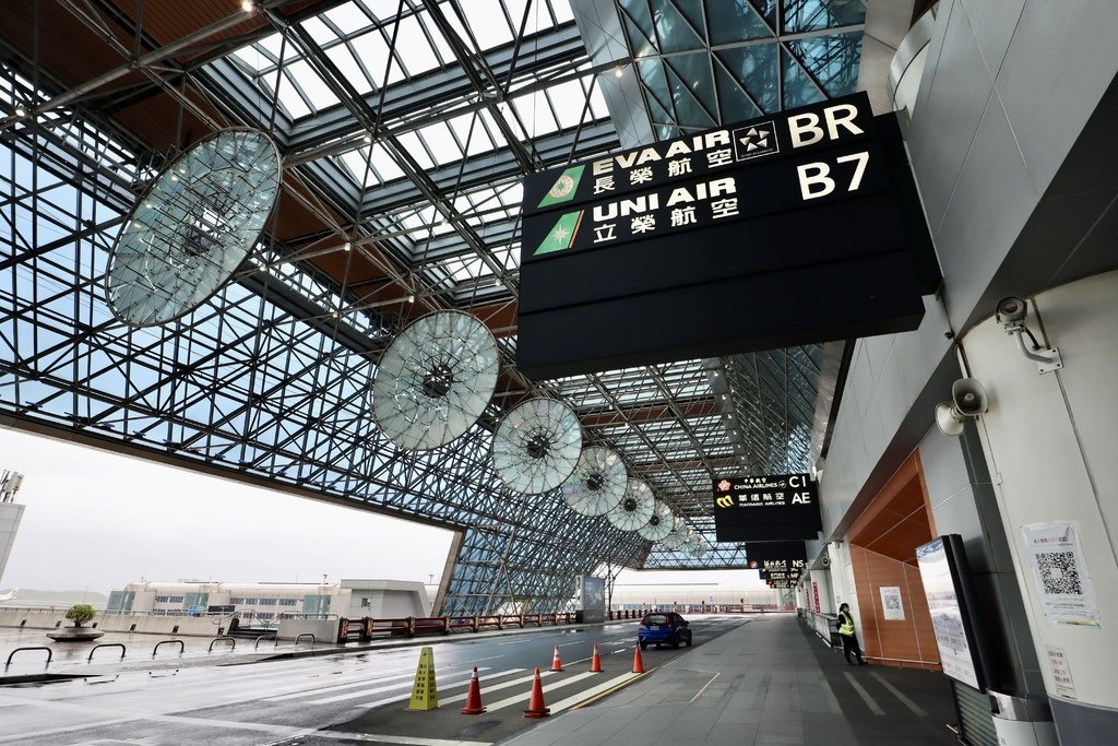 來趟桃園室內景點一日遊！丁小羽帶你們去桃園國際機場第二航廈觀景台看飛機起降、逛免稅店、喝咖啡