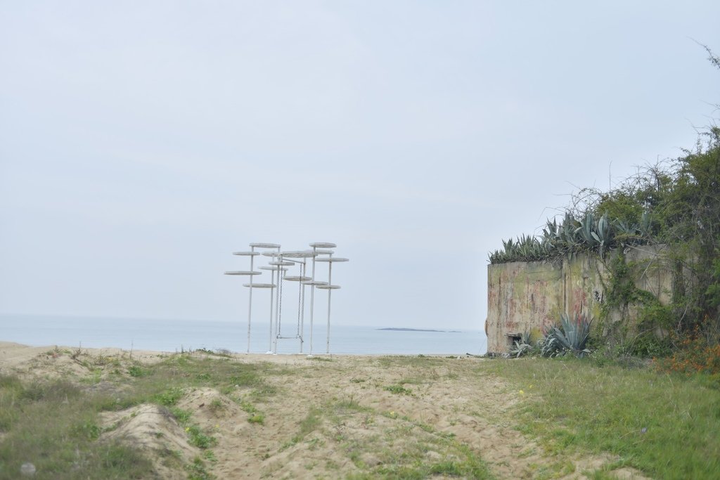 小金門烈嶼景點-丁小羽帶你走訪「東崗海水浴場」及「白色網美盪鞦韆」