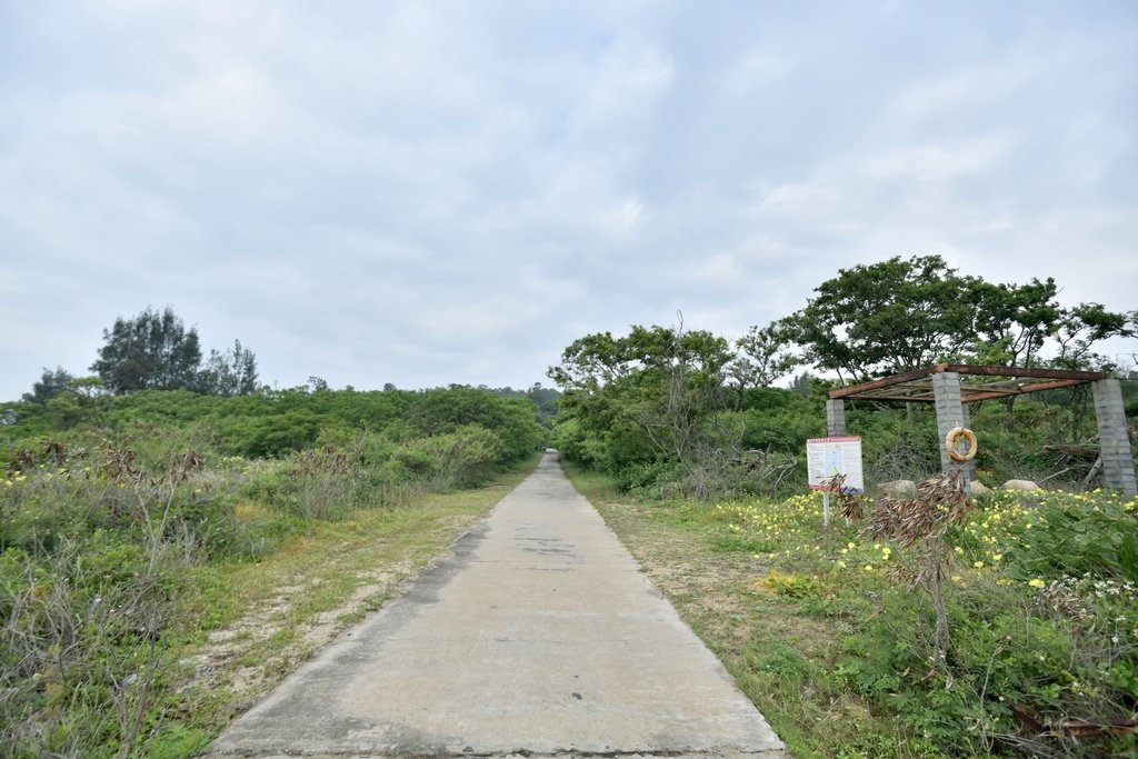 小金門烈嶼景點-丁小羽帶你走訪「東崗海水浴場」及「白色網美盪鞦韆」