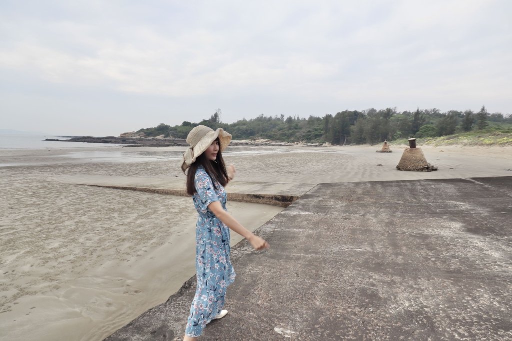 小金門烈嶼景點-丁小羽帶你走訪「東崗海水浴場」及「白色網美盪鞦韆」